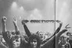Andreas Meindl bejubelt Pink Floyd mit Schal in die Höhe gestreckt, 4.2.1977 in Zürich, Foto: Robert Ellis
