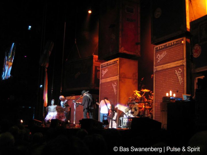 Neil Young &amp; Crazy Horse 5.6.2013 Amsterdam Ziggo Dome